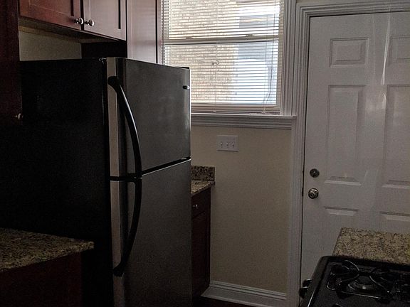 5th image of 524 W Cornelia Ave #1