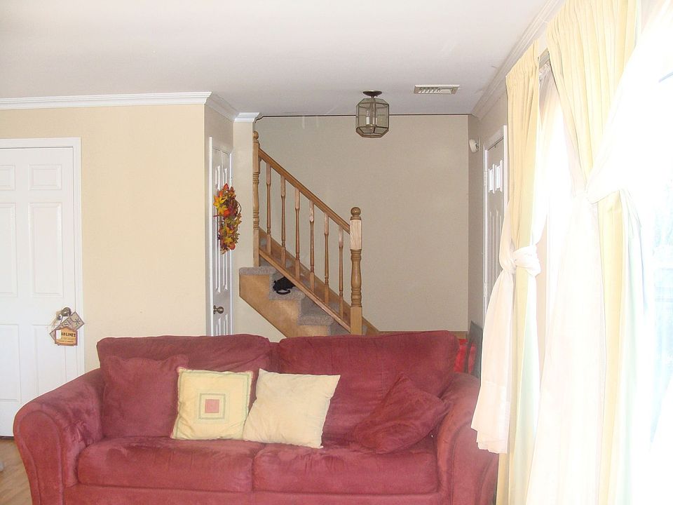 2nd image of 50 Komonchak Cir