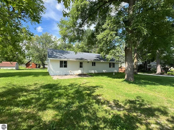6156 Fisher St, Lake City, MI 49651