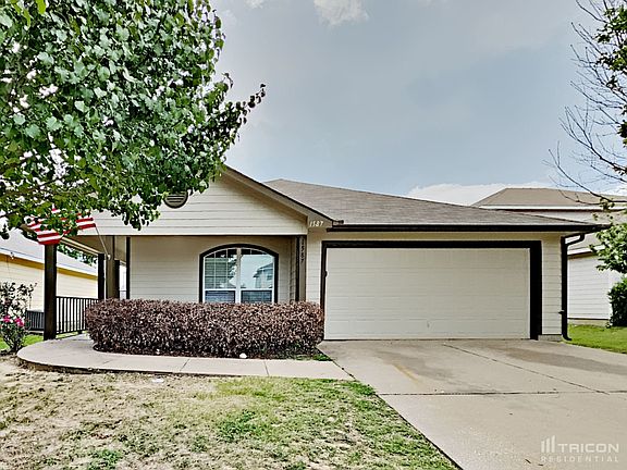 2nd image of 1587 Sandhurst Dr