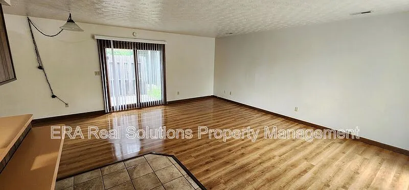 2 bed, 1.0 bath, $1,000 — Photo 2