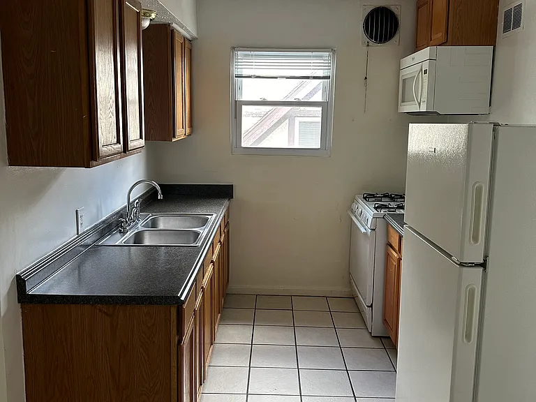 2911 Euclid Ave #4 — Photo 4