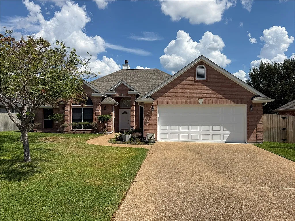 4 bed, 2.5 bath, 2187 sqft, $2,600 — Photo 3