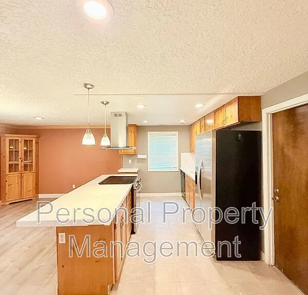 9411 NE Pinecreek St — Photo 6
