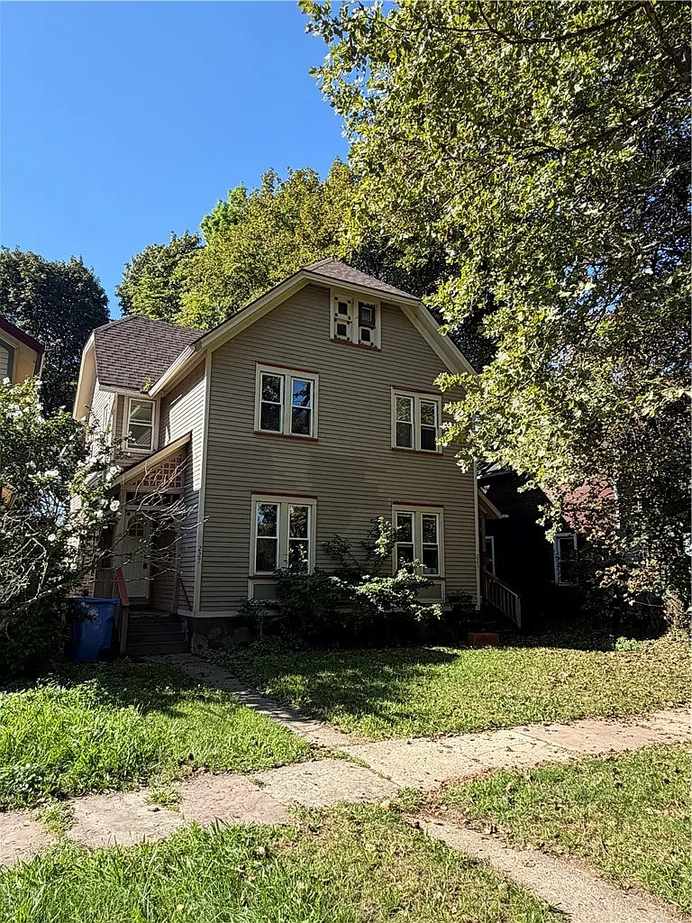 3 bed, 1.5 bath, 2804 sqft, $1,800 — Photo 1