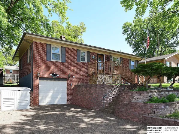 3022 Pleasant Dr, Bellevue, NE 68147