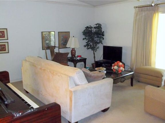 3rd image of 818 Poinsettia Dr