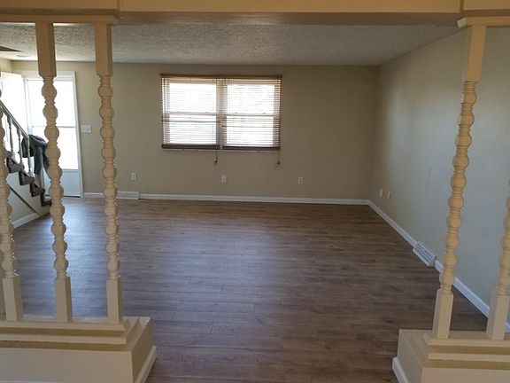 3rd image of 5 Maplewood Dr APT 8