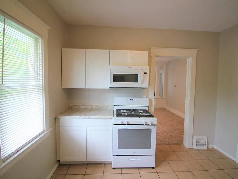 736 Oakland Ave SW — Photo 3