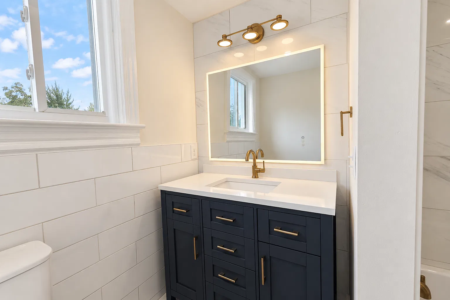 2 bed, 1024 sqft, $4,300 — Photo 2