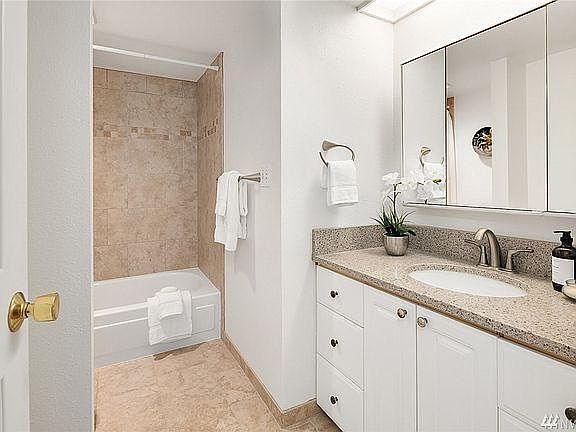 3rd image of 8215 NE 122nd Pl