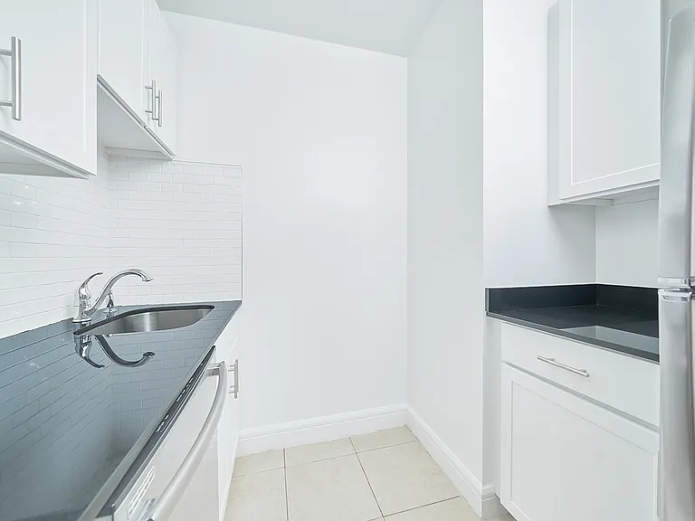 160 Riverside Blvd #14G — Photo 6