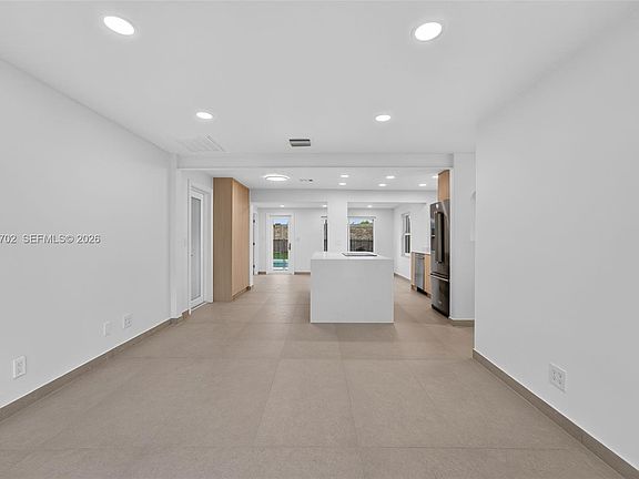 5th image of 3036 N 58th Ave