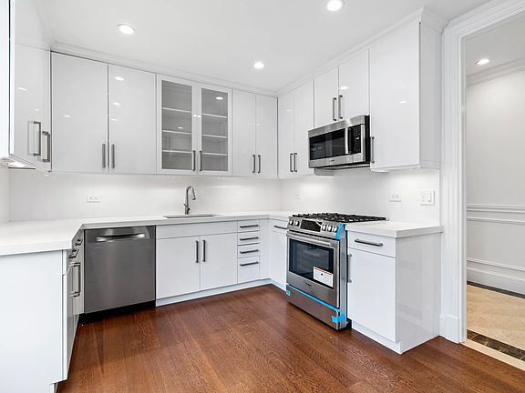 2nd image of 351 E 51st St #Townhouse