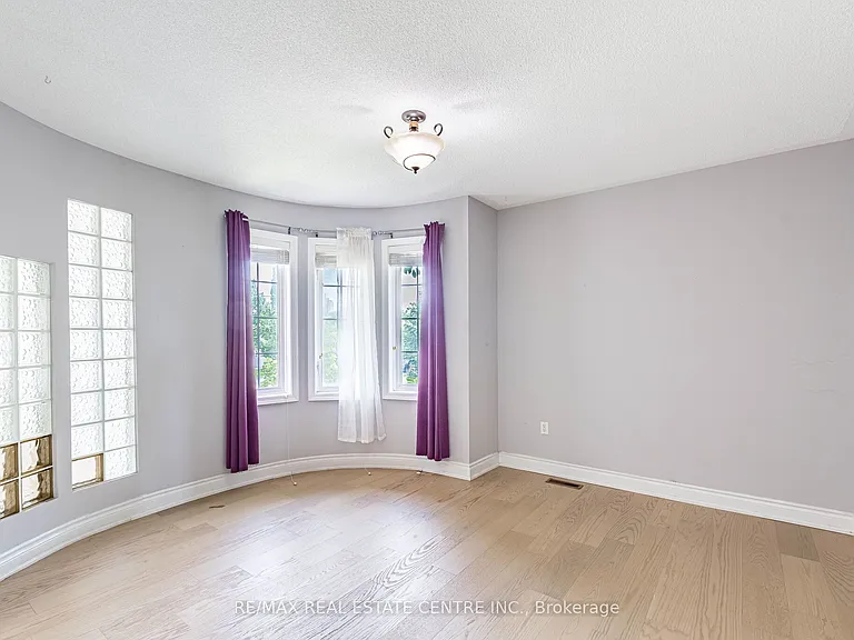 3339 Crompton Cres — Photo 35
