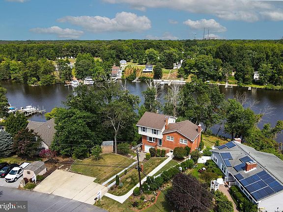 3rd image of 838 N Shore Dr