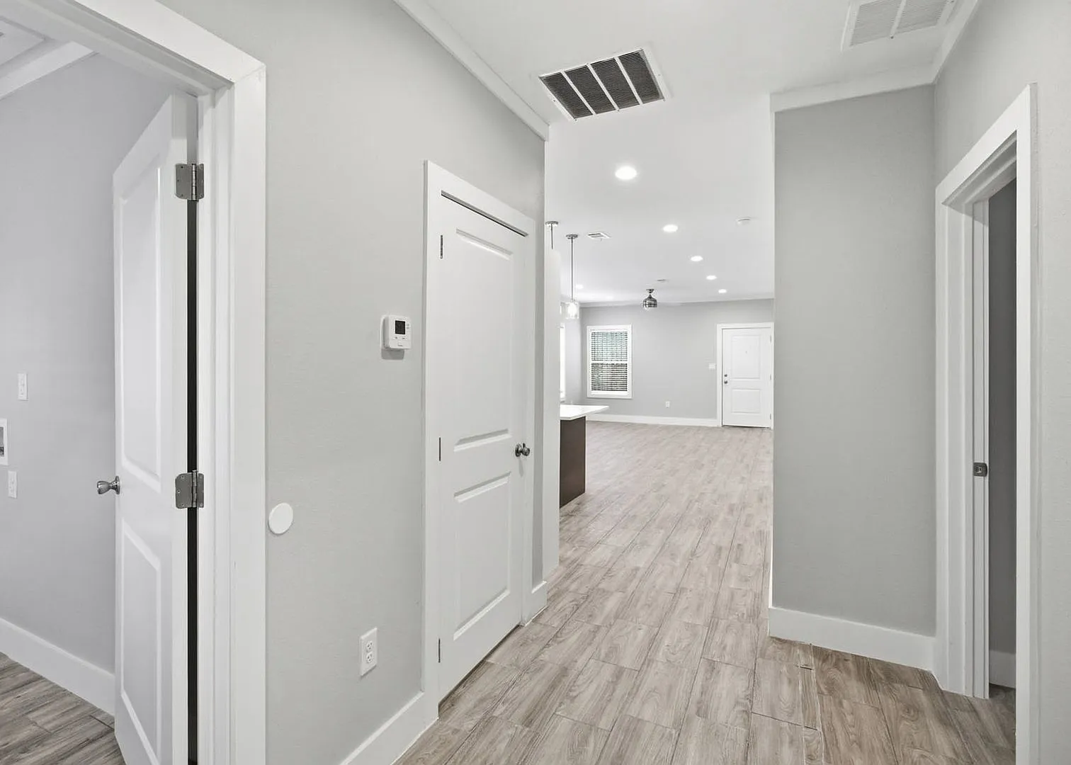 Modern 3 Bedroom Home Minutes from Downtown San Antonio — Photo 4