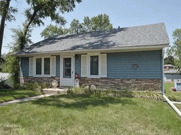1105 Sycamore St, Lake In The Hills, IL 60156