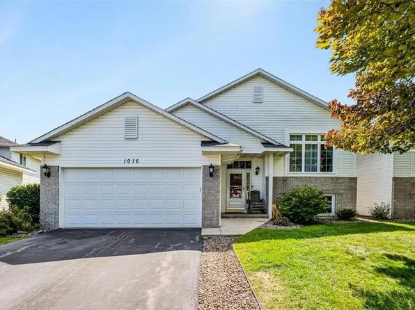 1016 Lilac Ct, Shakopee, MN 55379