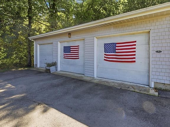 2nd image of 770 Old Warren Rd