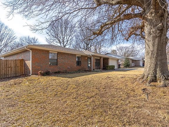 4th image of 4102 Brant Dr
