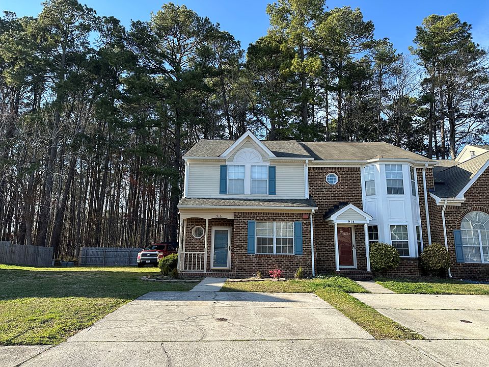 1st image of 916 S Lake Cir