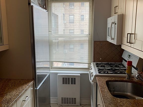 3rd image of 140 E 56th St APT 8L
