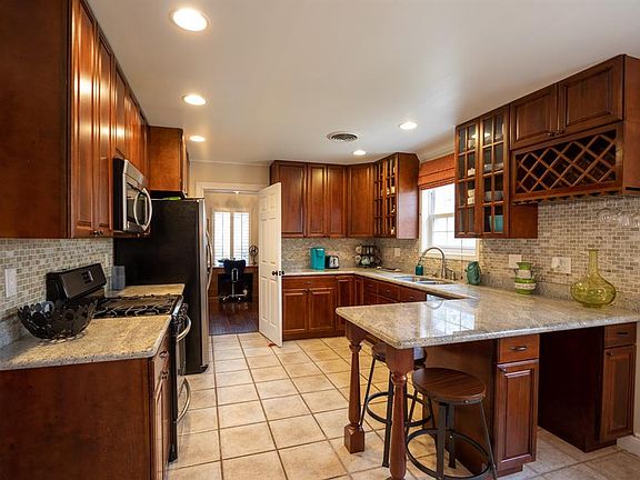Granite counters and lots of place to make cookies for Christmas...