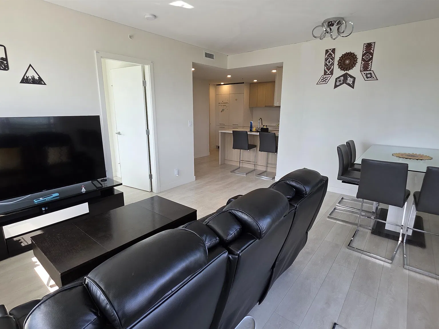 2 bed, 811 sqft, $2,380 — Photo 2