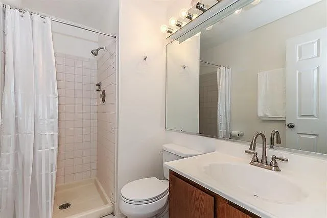 322 Newport Ln — Photo 2