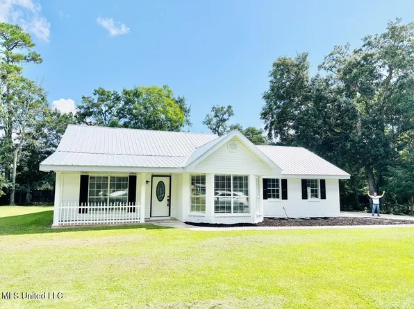 517 Commagere Blvd, Bay Saint Louis, MS 39520