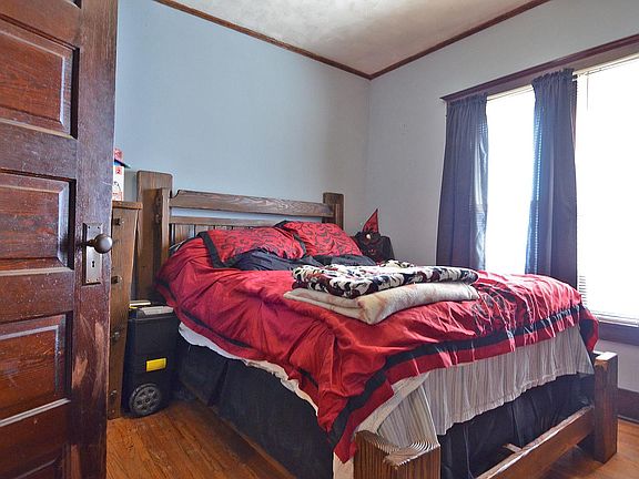 5th image of 219 W Superior St