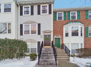 237 Larch Ln, Mahwah, NJ 07430