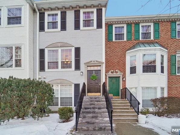 237 Larch Ln, Mahwah, NJ 07430