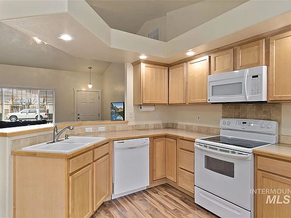 4th image of 916 N Wolfsburg Ave