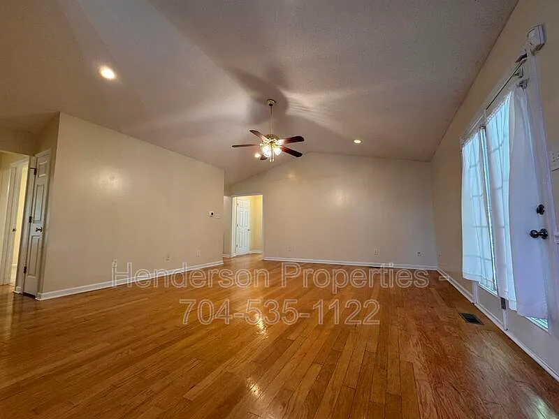 3 bed, 2.0 bath, 1476 sqft, $1,650 — Photo 3