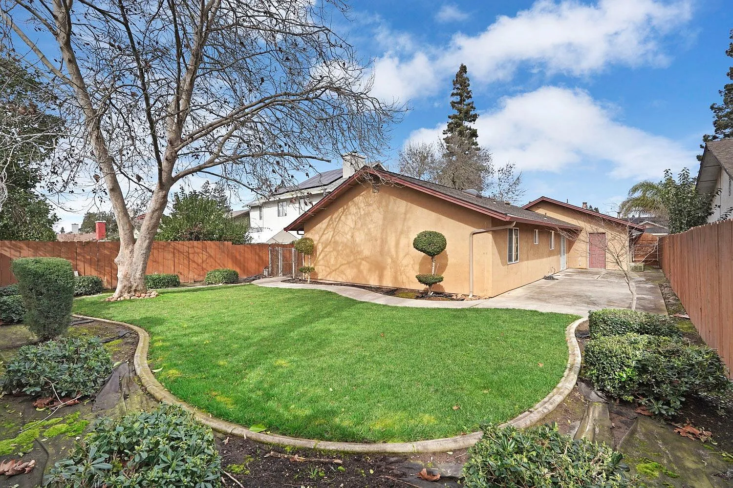 562 Kirst Dr photo 1