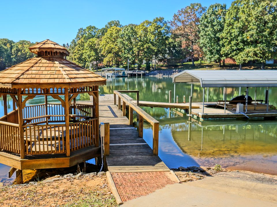 Welcome home 7758 Bankhead!