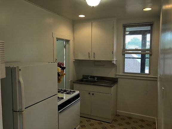 3rd image of 190 Broadway #12