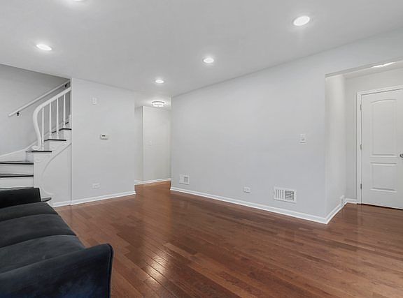 4th image of 8338 Karlov Ave