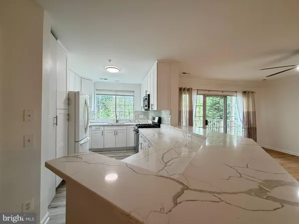 12481 Hayes Ct Unit 204, Fairfax, VA 22033