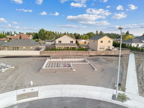 702 N Thrush Ct, Moses Lake, WA 98837