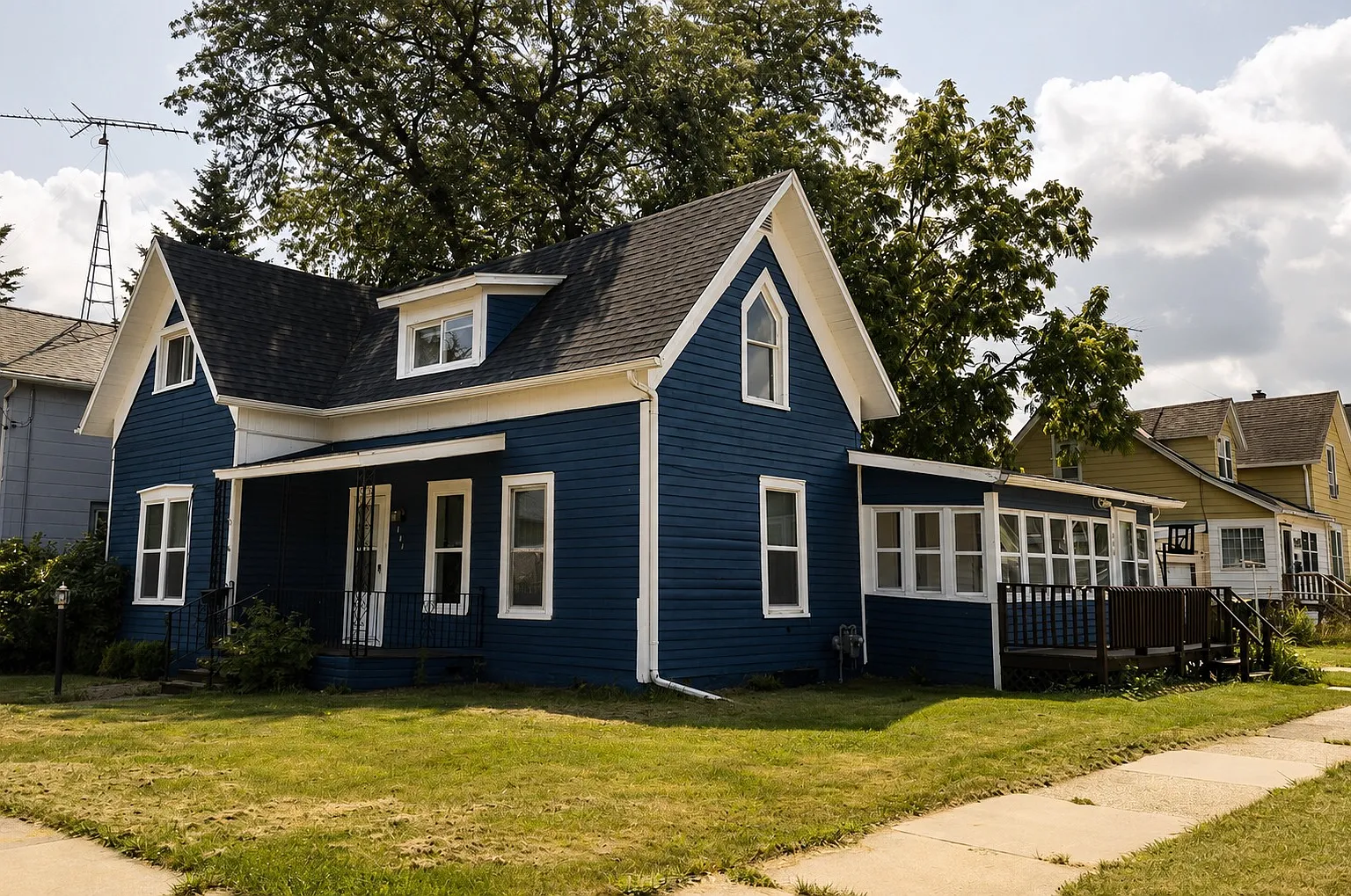 446 Thomas St — Photo 1
