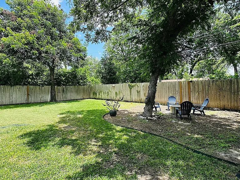 470 Dresden Dr — Photo 22