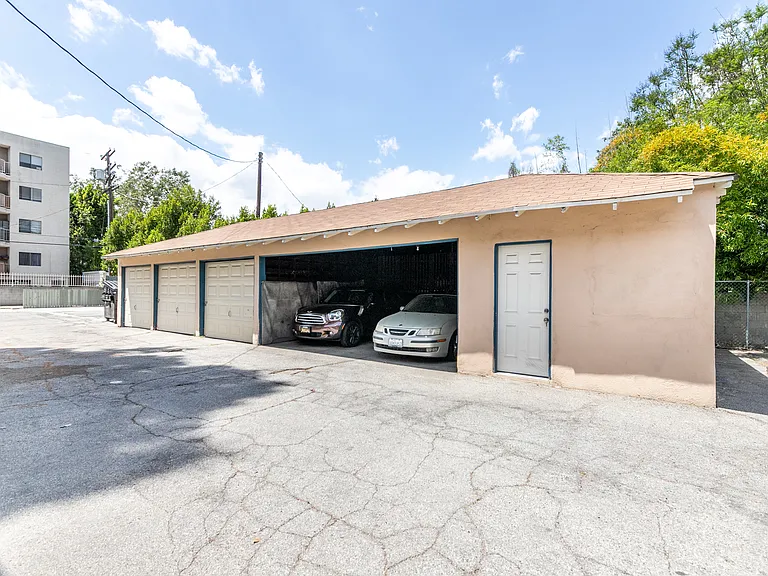 12205 Burbank Blvd #3 — Photo 16