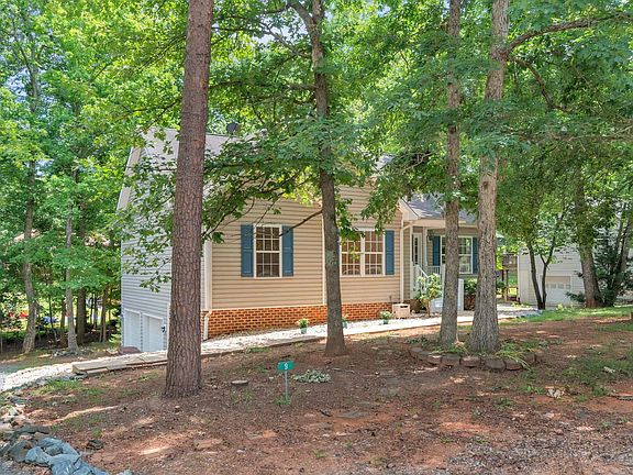 3rd image of 9 Rockwood Ln