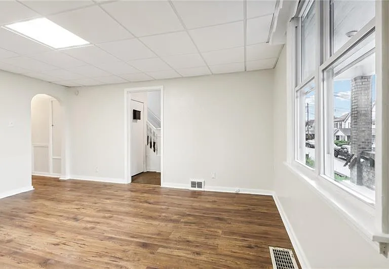 328 James St — Photo 10