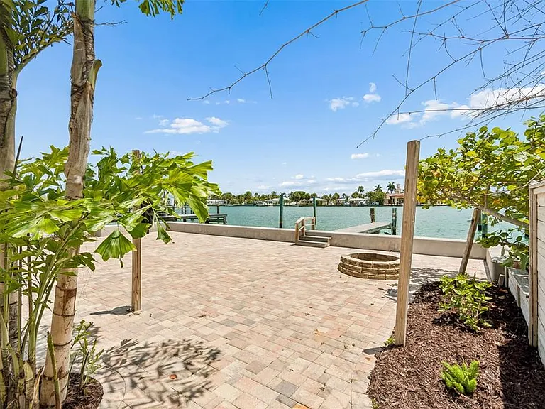 8125 Bayshore Dr — Photo 4