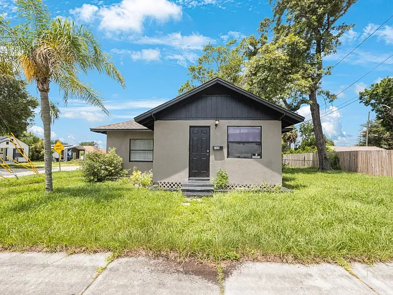 3 bed, 1.0 bath, 1019 sqft, $1,750 — Photo 2