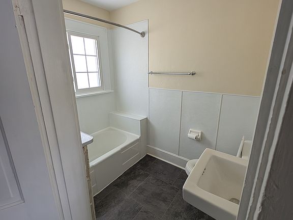 4th image of 548 1/2 Linden St